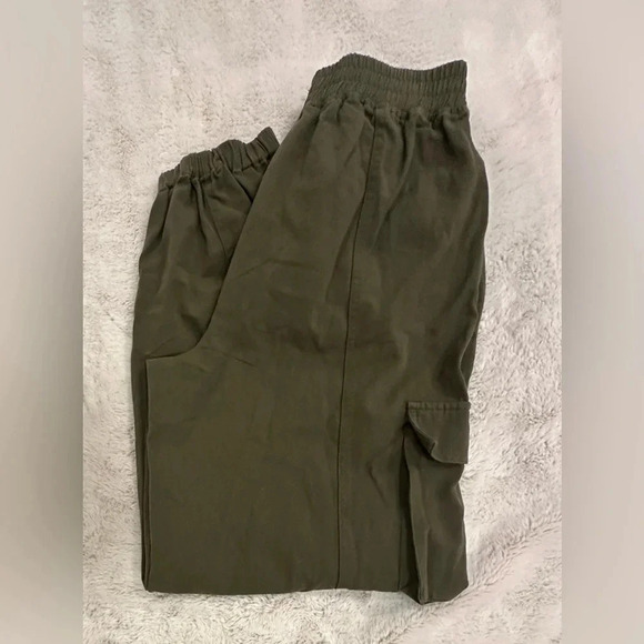 Know one cares (NWT) olive green cargo pants size medium - Picture 4 of 5